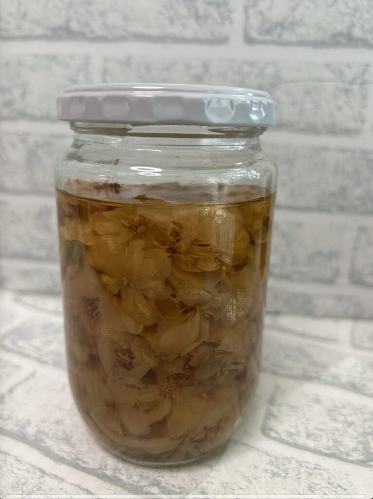 ドクダミのお花をリカーに浸けている