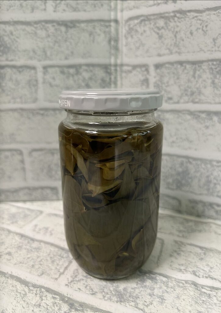 ドクダミ｜チンキ作り。葉っぱリカーにつけてから約３ヶ月が経過した様子